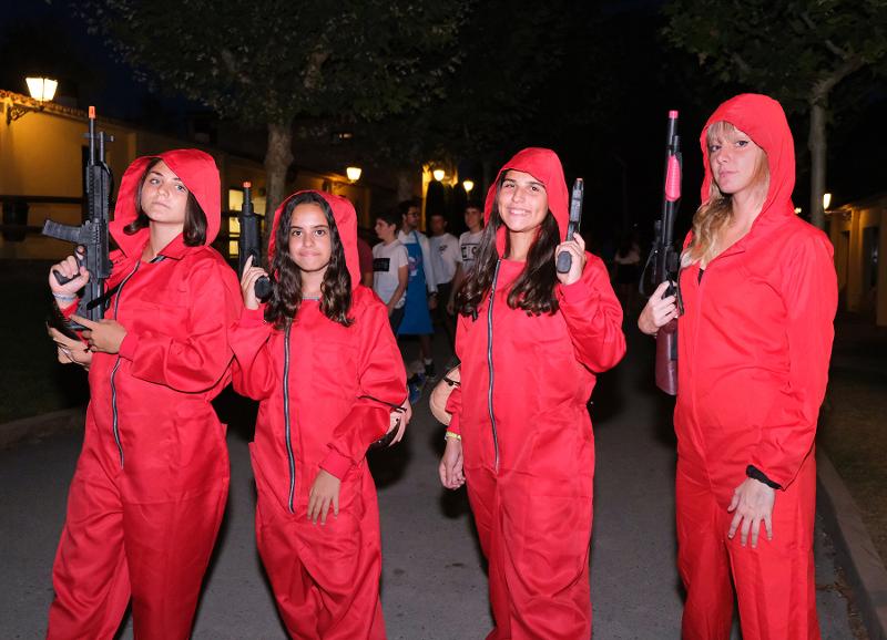 Meninas mascaradas com fatos vermelhos na colónia de férias adolescentes
