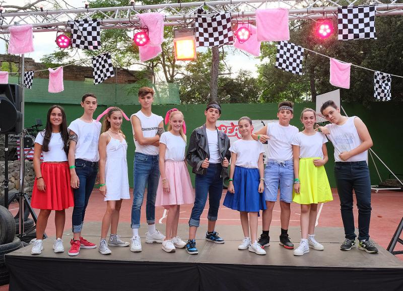 Participantes vestidos a rigor para festa temática no campo de férias Verão