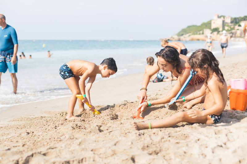  Crianças a fazer castelos na areia durante momento de lazer na praia do campo de férias Oeiras