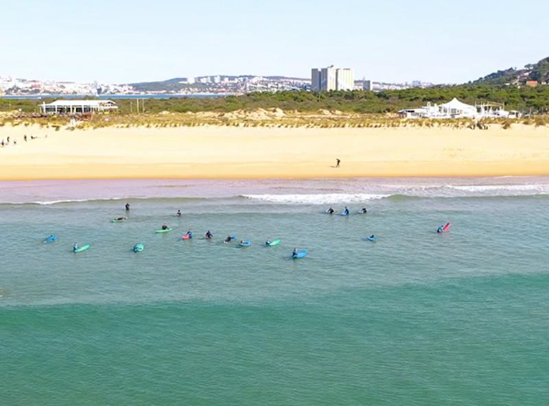 Vista do mar para o areal no campo de férias de surf da costa da caparica