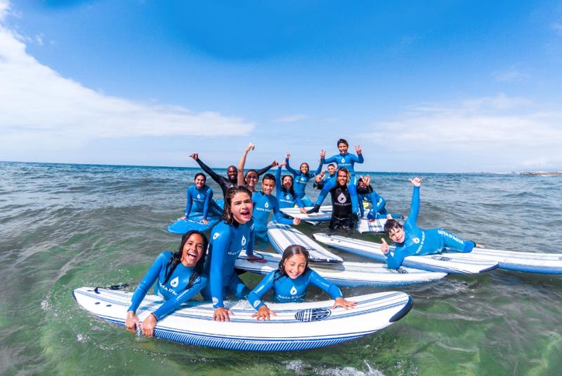 Foto de grupo na aula de surf no surfcamp costa caparica 