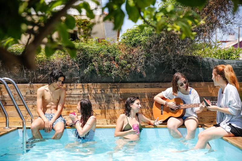  jovem a socializar na piscina durante os campos de férias centro