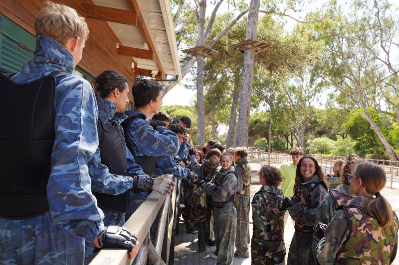  jovens a prepararem-se para jogarem paintball juntos nos campos de ferias centro