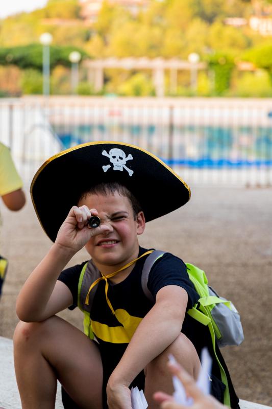 Criança mascarada de pirata com um chapéu e olho de vidro no campo de férias Madeira