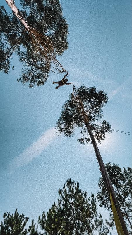 participante a fazer bungee jumping no campo de férias Guimarães