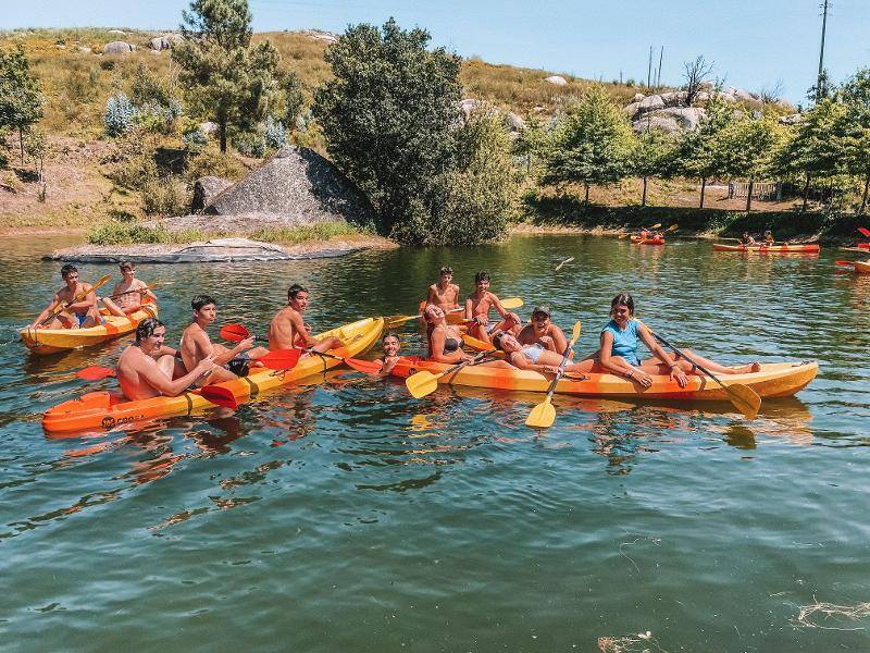 participantes em atividade de canoagem no campo de férias aventura norte