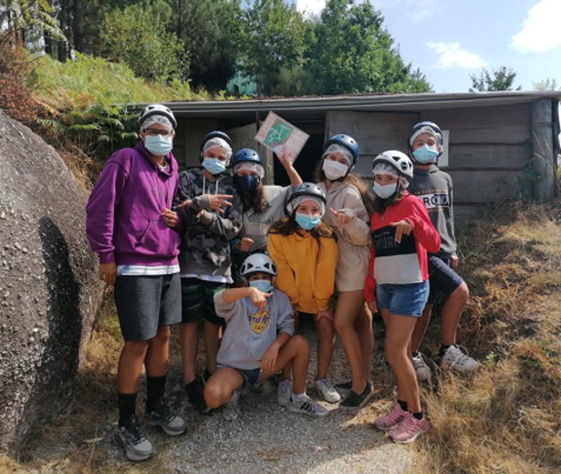 Grupo de crianças a participar na atividade de orientação do campo de férias
