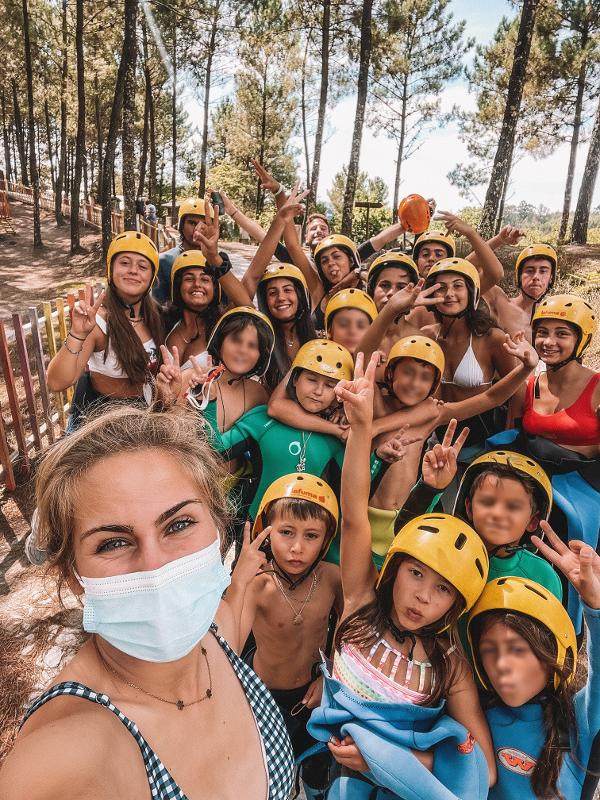 selfie de grupo de participantes e monitora no campo de férias aventura Norte