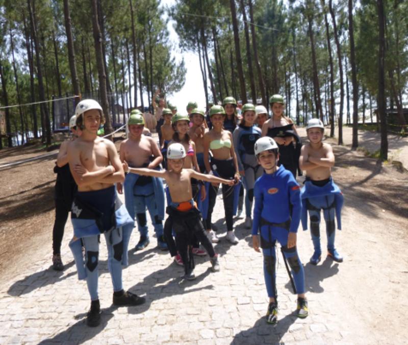 Grupo de crianças e jovens preparados para atividade aquática no campo de férias aventura