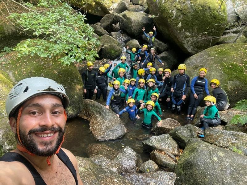 foto de grupo durante caminhada no campo de férias Verão Aventura 