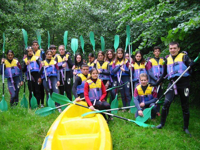 Foto de grupo dos participantes do campo de férias antes da atividade de canoagem