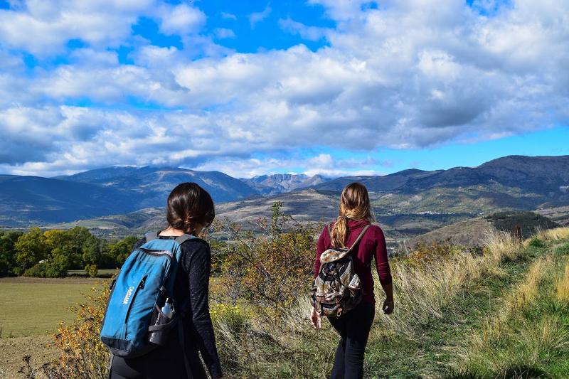 Jovens a caminhar na montanha durante atividade do campo de férias Natal