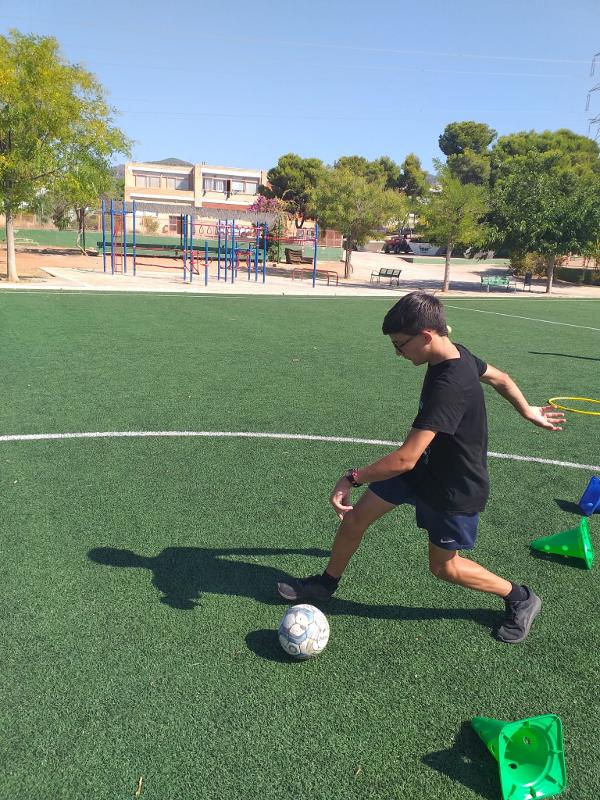 Duas Meninas Bonitas No Levantamento Do Campo De Jogos Da Escola