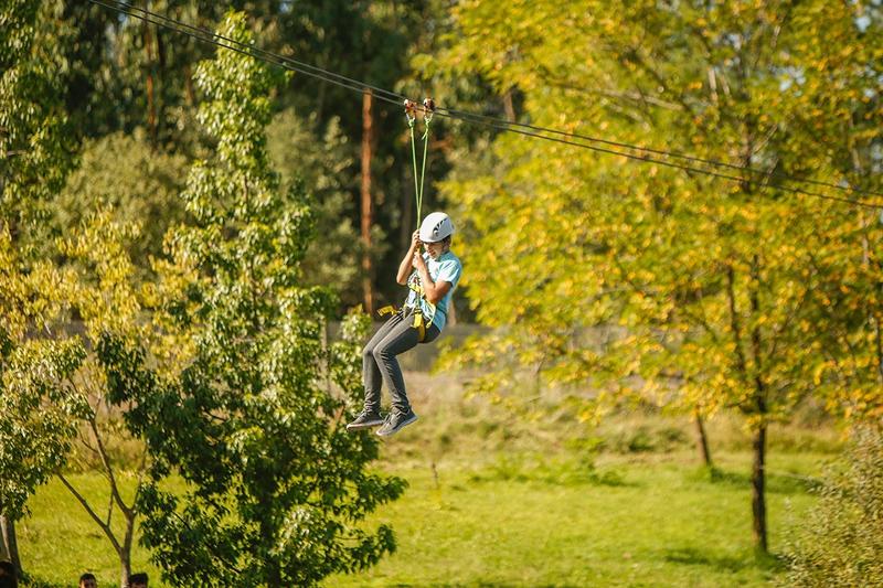  Participante a fazer slide numa colónia de férias em Portugal