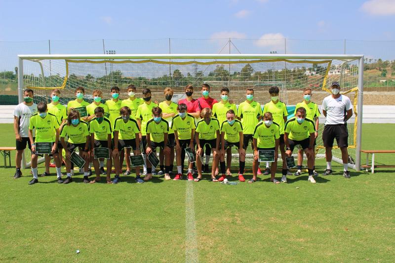 Equipa de futebol no campo para foto de grupo na colónia de férias no exterior