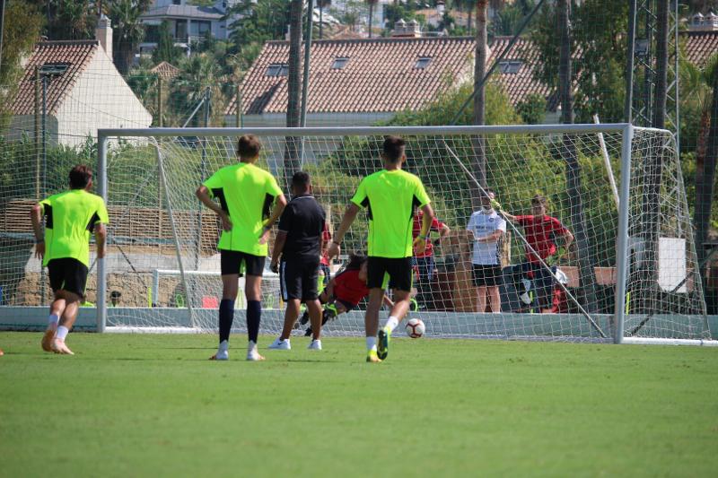 Jogadores participam em jogo de treino no campo de férias desportivas 