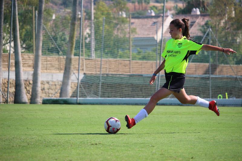 Jogadora a preparar o remate no treino do campo de férias futebol Lisboa