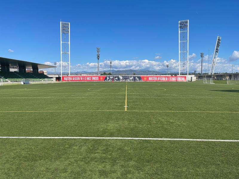 campo de futebol profissional das instalações de elite do surf camp cascais
