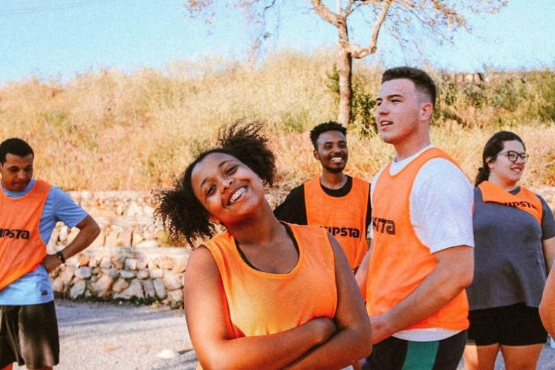 Jovens participantes do campo de férias em atividade de grupo 