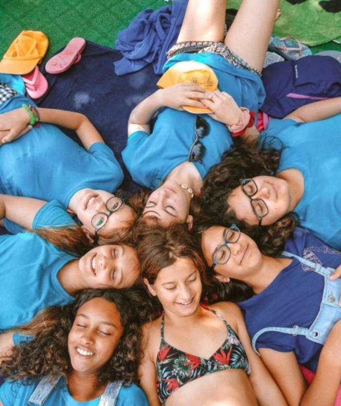  sete participantes deitadas no chão a posar para a foto, durante o campo de férias dinamarca 