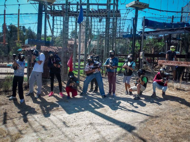 grupo de participantes enquanto jogam paintball no campo de férias Lisboa