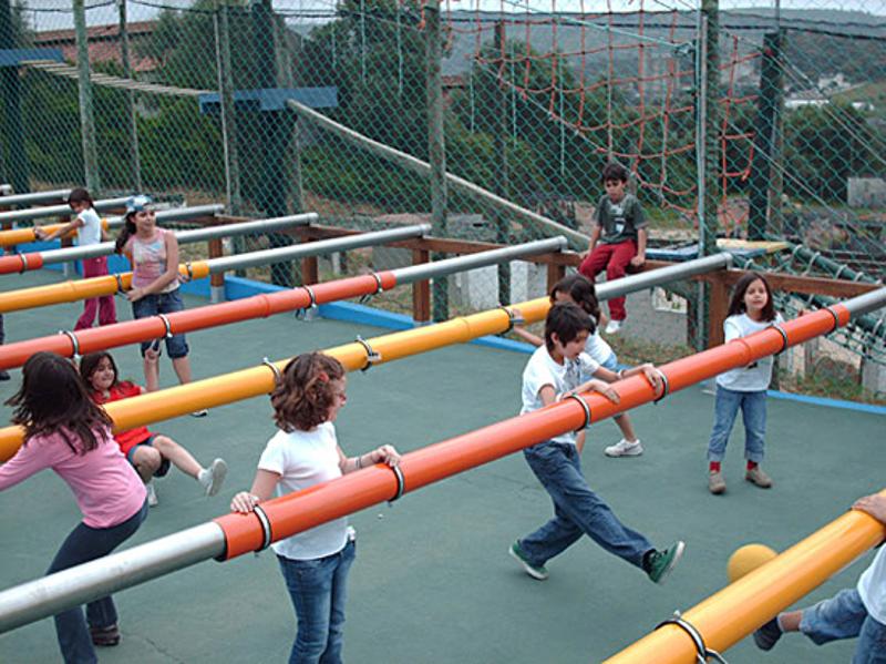 Crianças a jogar matraquilhos humanos no campo de férias Lisboa
