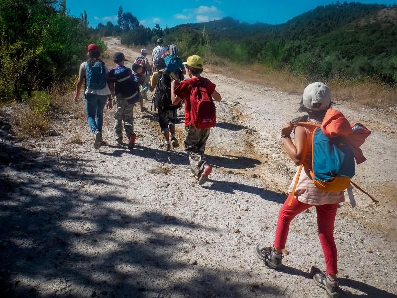Caminhada de grupo na montanha durante o campo de férias em Lisboa
