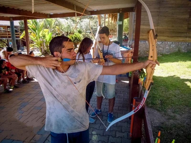 participante a fazer tiro com arco no campo de férias Lisboa