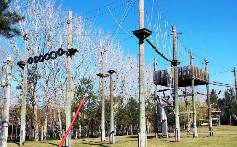 Percurso de pontes de cordas e arborismo no campo de férias Óbidos