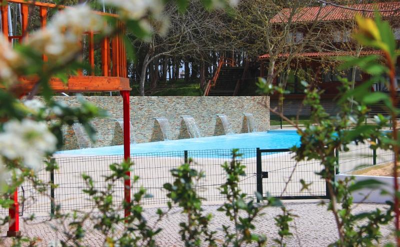 Vista do jardim para a piscina do campo de férias Óbidos