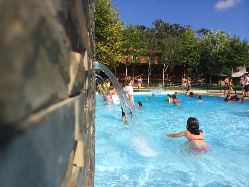 Participantes na piscina no campo de férias Óbidos