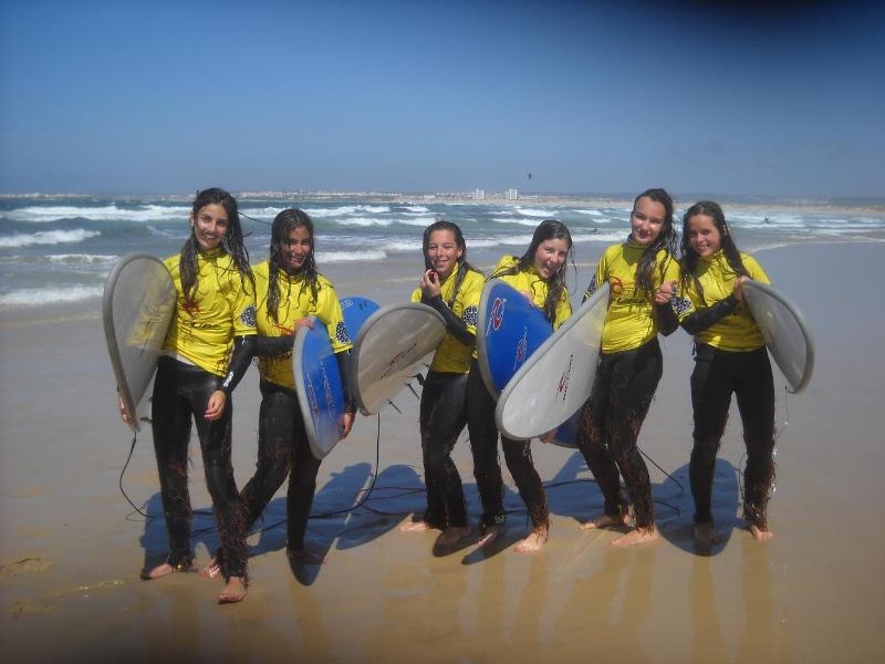 Meninas na aula de surf do campo de férias Óbidos 