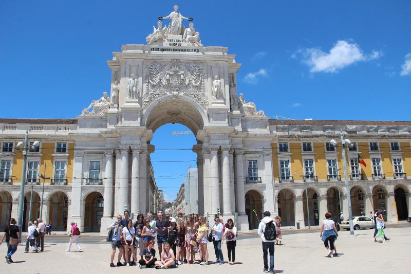 Foto de grupo em visita a Lisboa no Terreiro do Paço com o campo de férias Óbidos 
