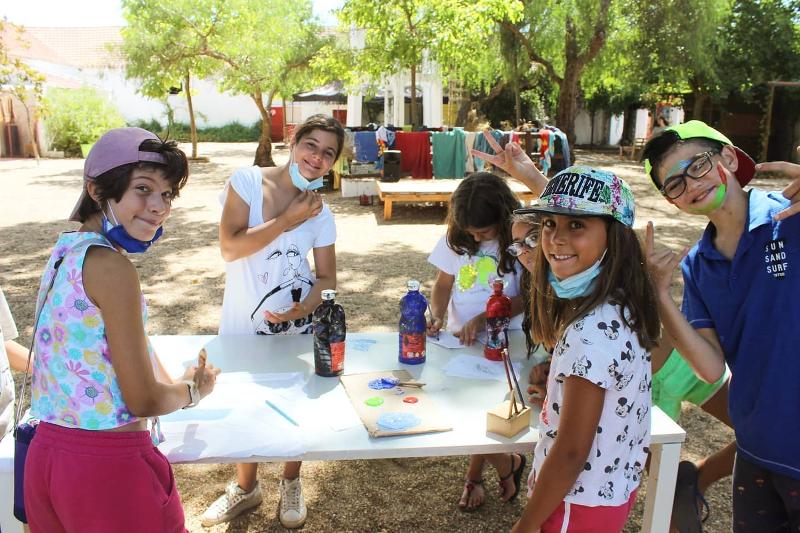 5 meninas e 1 menino em atividade com tinta no campo de férias Alentejo