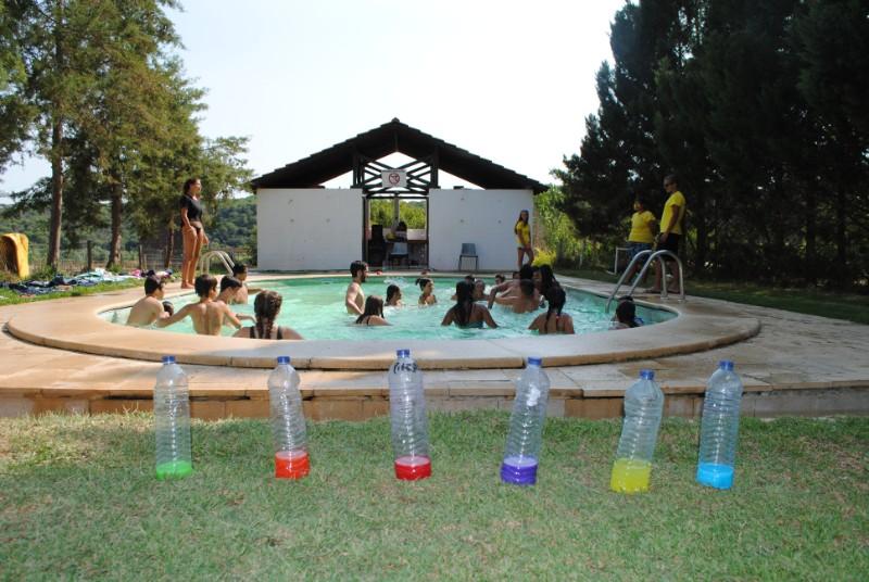 Participantes na piscina a fazer atividades no campo de férias Alentejo