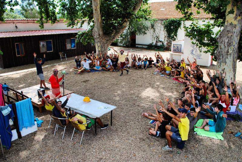 foto de grupo com monitores e participantes no campo de férias Alentejo