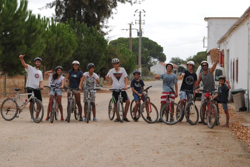 Vários participantes na atividade de BTT do campo de férias no Alentejo