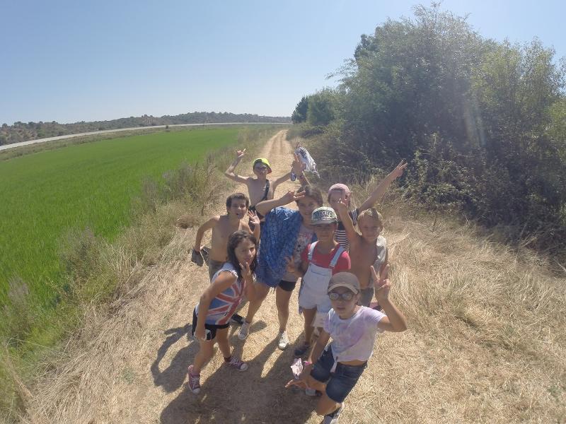 participantes mais novos durante atividade no exterior no campo de férias Alentejo
