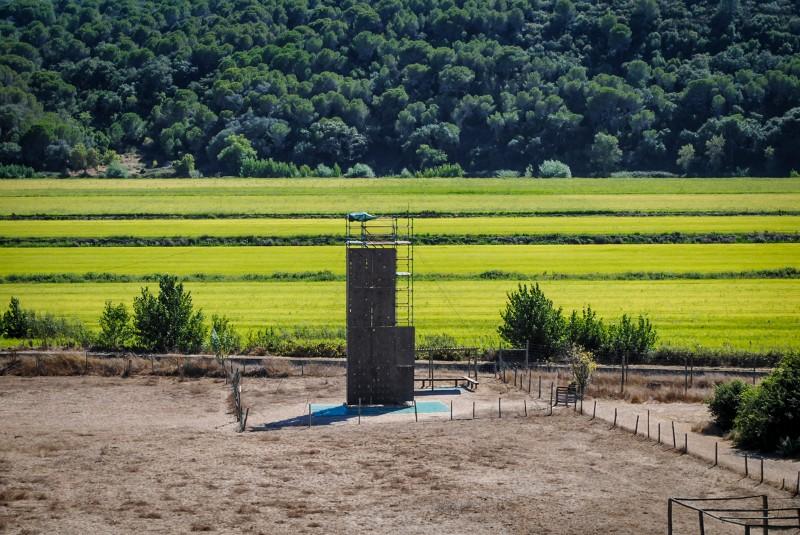 Torre de escalada e área agrícola do campo de férias no Alentejo