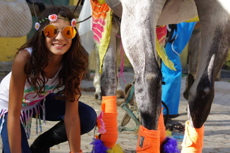 Menina a fazer atividade criativa com o cavalo no campo de férias 