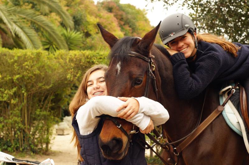  Participantes a andar de cavalo num campo de férias com Pensão Completa