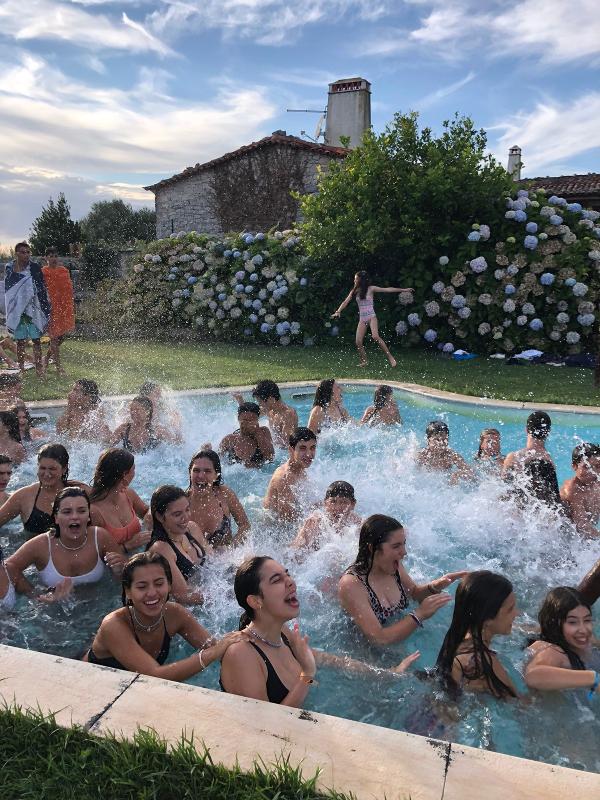 participantes em momento divertido dentro da piscina na colónia de férias Leiria
