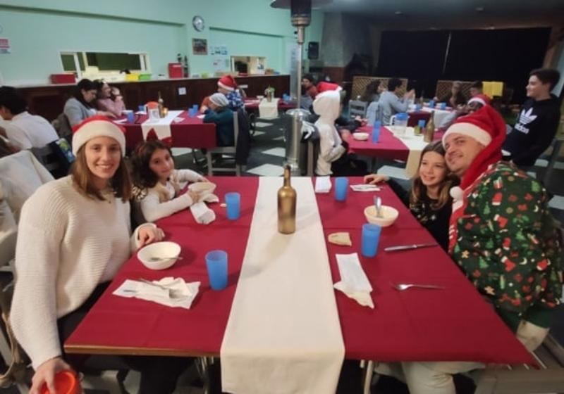 Monitores e participantes durante o jantar no campo de férias Natal em Leiria