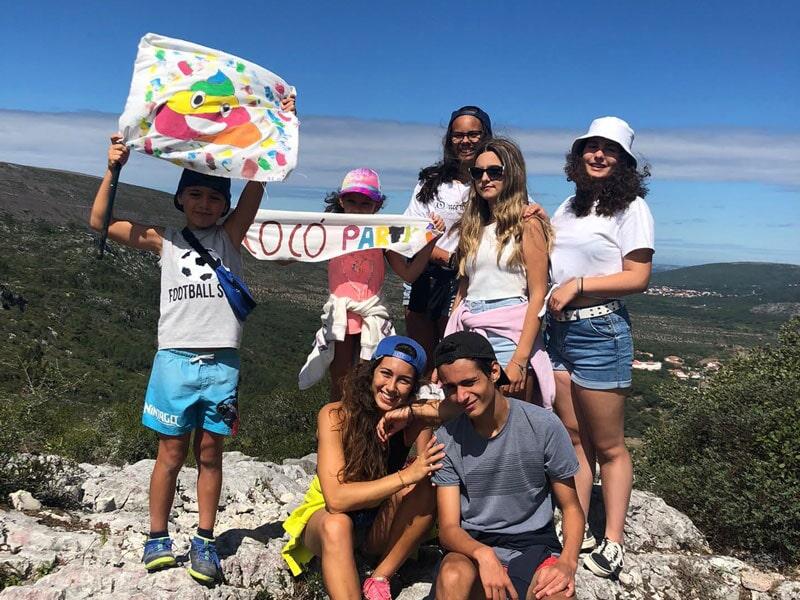 Equipa de jovens no meio do natureza na colónia de férias de natureza