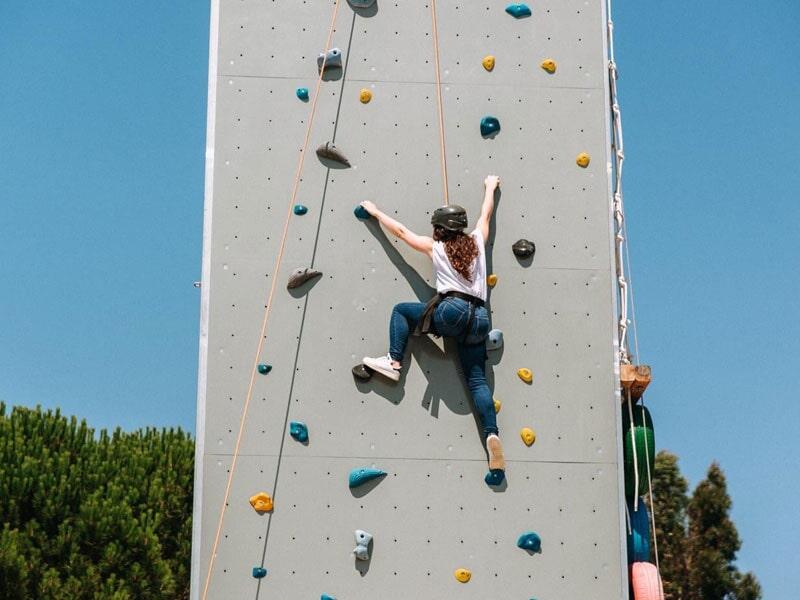 Jovem a fazer escalada na colónia de férias de natureza