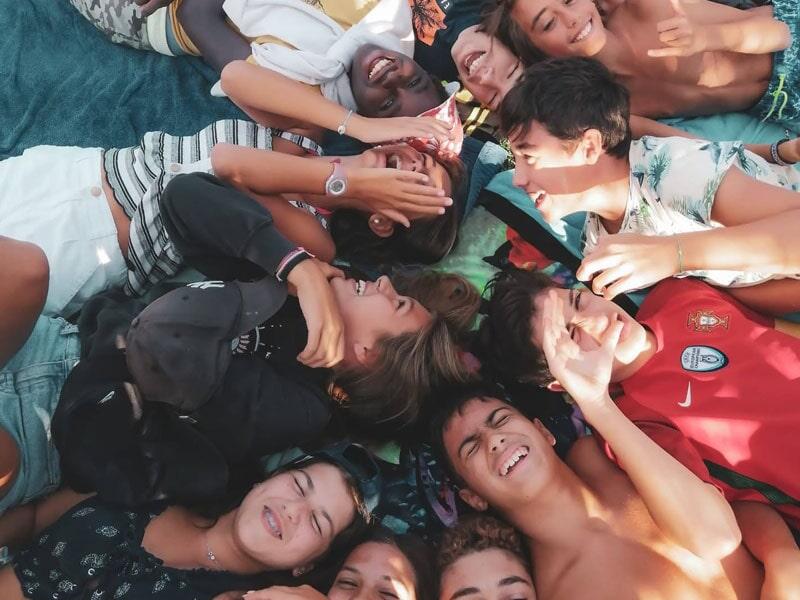 Grupo de crianças a sorrir num momento de lazer da colónia de férias