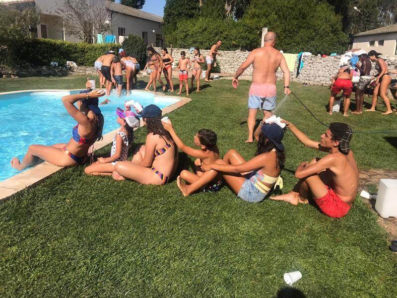 Participantes a fazer jogos na piscina da colónia de férias perto de Leiria