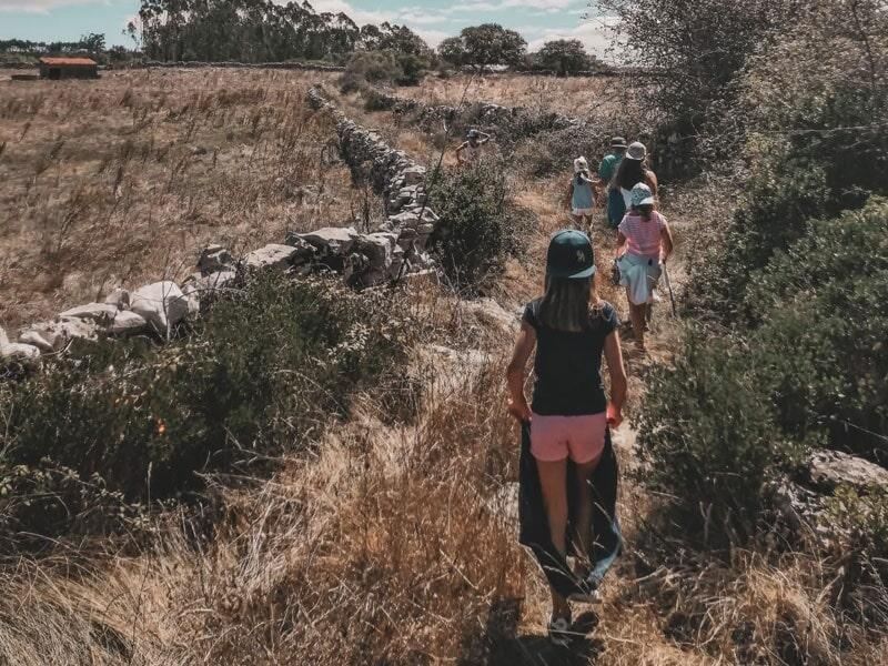 Crianças a percorrer trilho no campo durante atividade de orientação na colónia de férias Lisboa