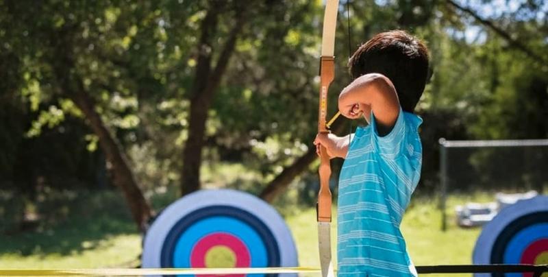 Criança a fazer tiro com arco no campo de férias em Setúbal