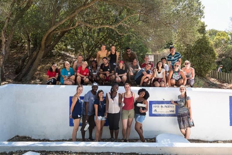 Grupo de jovens internacionais no campo de férias para aprender Inglês em Portugal